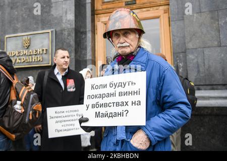 I parenti delle vittime dell'Euromaidan a Kyiv, Ucraina, il 20 febbraio 2020 stanno organizzando un'azione presso l'ufficio del Presidente dell'Ucraina. I partecipanti all'azione chiedono di punire i colpevoli di aver sparato a manifestanti nel febbraio 2014. (Foto di Maxym Marusenko/NurPhoto) Foto Stock