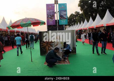 Visitatori visti al 20th Hunar Haat a India Gate Lawns a Rajpath, il 20 febbraio 2020 a Nuova Delhi, India . L'evento, organizzato dalla Maulana Azad National Academy for Skills (MANAS), si basa sul tema di Kaushal Ko Kaam e si terrà fino al 23 febbraio. Maestri artigiani, artigiani ed esperti culinari, tra cui oltre il 50% donne, provenienti da tutto il paese partecipano al Haat. (Foto di Mayank Makhija/NurPhoto) Foto Stock