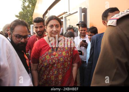 Smriti Zubin Iani, Ministro del Gabinetto dell'Unione per i tessili e le donne e lo sviluppo del bambino, ha fatto una visita a 'Hunar Haat' organizzata dal Ministero degli affari delle minoranze a Rajpath a Nuova Delhi il 20 febbraio 2020. L'Hunar Haat si basa sul tema di Kaushal Ko Kaam e si terrà fino al 23 febbraio. (Foto di Mayank Makhija/NurPhoto) Foto Stock