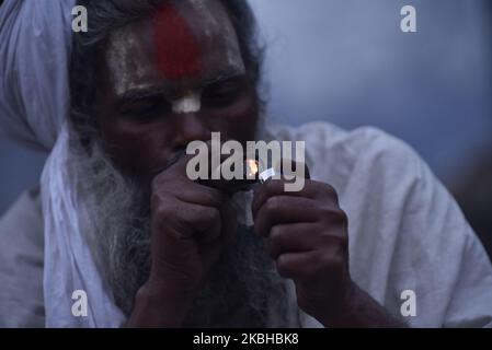 Un Sadhu indù o un uomo Santo fuma marijuana in un Chillim presso i locali del tempio di Pashupatinath, Kathmandu, Nepal giovedì 20 febbraio 2020. Migliaia di Sadhu indù o di Santo uomo dall'India e dal Nepal vengono per celebrare il Festival. (Foto di Narayan Maharjan/NurPhoto) Foto Stock