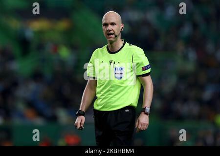 L'arbitro Anthony Taylor d'Inghilterra guarda al 20 febbraio 2020 durante il round della UEFA Europa League del 32, partita di calcio di prima tappa tra Sporting CP e Istanbul Basaksehir allo stadio Alvalade di Lisbona, Portogallo. (Foto di Pedro FiÃºza/NurPhoto) Foto Stock