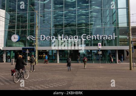 Vista della stazione centrale dell'Aia, Paesi Bassi, il 20 febbraio 2020. L'Aia (Den Haag) è una città situata sulla costa del Mare del Nord dei Paesi Bassi. Binnenhof (Corte interna) è la sede del parlamento olandese, e Noordeinde Palace del 16th ° secolo è il luogo di lavoro del re. La città ospita anche la Corte Internazionale di Giustizia delle Nazioni Unite, situata nel Palazzo della Pace, e la Corte penale Internazionale. (Foto di Erhan Demirtas/NurPhoto) Foto Stock