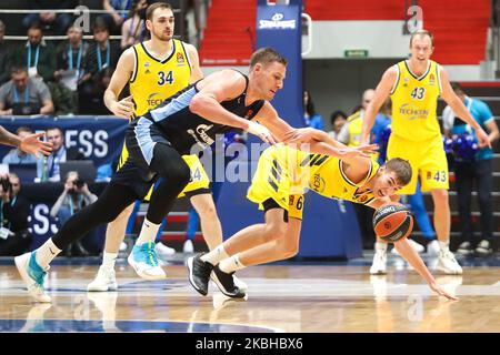 Colton Iverson (L) di Zenit St Petersburg e Malte Delow di ALBA Berlin in azione durante la partita di pallacanestro Eurolega tra Zenit St Petersburg e ALBA Berlin il 20 febbraio 2020 alla Sibur Arena di San Pietroburgo, Russia. (Foto di Igor Russak/NurPhoto) Foto Stock