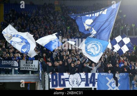 Tifosi di Gent durante il calcio UEFA Europa League Round of 32 partita COME Roma contro Kaa Gent allo Stadio Olimpico di Roma il 20 febbraio 2020 (Foto di Matteo Ciambelli/NurPhoto) Foto Stock