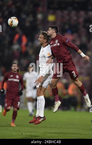 Luuk de Jong del FC Sevilla in azione contro Andrei Burca del cfr Cluj durante la partita dell'Europa League 32 prima partita di calcio tra il cfr Cluj e Siviglia a Cluj-Napoca il 20 febbraio 2020. (Foto di Alex Nicodim/NurPhoto) Foto Stock