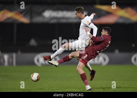 Luuk de Jong del FC Sevilla in azione contro Andrei Burca del cfr Cluj durante la partita dell'Europa League 32 prima partita di calcio tra il cfr Cluj e Siviglia a Cluj-Napoca il 20 febbraio 2020. (Foto di Alex Nicodim/NurPhoto) Foto Stock