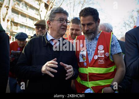 Jean-Luc Melenchon parla con un sindacato ferroviario CGT. Migliaia di manifestanti hanno manifestato a Tolosa per la manifestazione del 10th convocata da quasi tutti i sindacati (CGT, SUD, UNL, UNEF, FO, CFE-CGC, ecc.). Jean-Luc Mélenchon, leader del partito politico la France Insoumise era lì e discuteva con i manifestanti. Essi chiedono il ritiro della nuova riforma del pensionamento (età, pensione, condizioni, ecc.). L'Assemblea nazionale voterà sul passaggio da un sistema pensionistico a ripartizione a un sistema per punti (capitalizzazione). Il governo francese vuole anche un'unificazione di tutte le pensioni Foto Stock