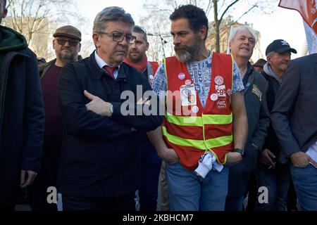 Jean-Luc Melenchon parla con un sindacato ferroviario CGT. Migliaia di manifestanti hanno manifestato a Tolosa per la manifestazione del 10th convocata da quasi tutti i sindacati (CGT, SUD, UNL, UNEF, FO, CFE-CGC, ecc.). Jean-Luc Mélenchon, leader del partito politico la France Insoumise era lì e discuteva con i manifestanti. Essi chiedono il ritiro della nuova riforma del pensionamento (età, pensione, condizioni, ecc.). L'Assemblea nazionale voterà sul passaggio da un sistema pensionistico a ripartizione a un sistema per punti (capitalizzazione). Il governo francese vuole anche un'unificazione di tutte le pensioni Foto Stock