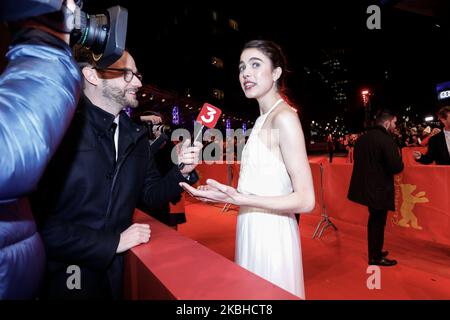 Margaret Qualley Wearing Chanel partecipa alla cerimonia di apertura e alla prima "My Salinger Year" durante il Festival Internazionale del Film di Berlino 70th, presso il Palazzo Berlinale di Berlino, in Germania, il 20 febbraio 2020. (Foto di Dominika Zarzycka/NurPhoto) Foto Stock