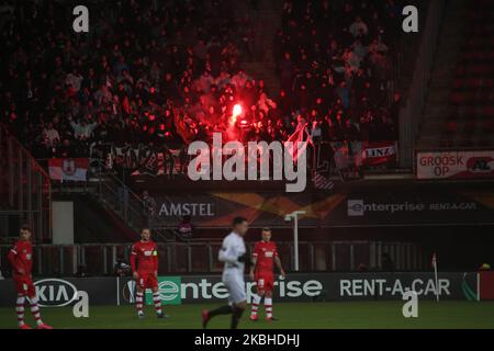 I fan di Lask si rallegrano durante la partita di finale di UEFA Europa League 1/16 del 2019/20 tra AZ Alkmaar (Paesi Bassi) e LASK (Austria) allo stadio AFAS. (Foto di Federico Guerra Moran/NurPhoto) Foto Stock