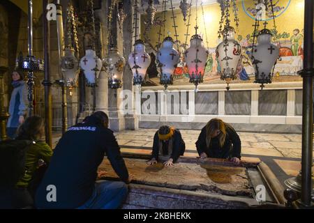 I visitatori pregano presso la pietra dell'Anointing, dove si dice che il corpo di Gesù sia stato unto prima della sepoltura all'interno della chiesa del Santo Sepolcro nella Città Vecchia di Gerusalemme. Venerdì 7 febbraio 2020, a Gerusalemme, Israele. (Foto di Artur Widak/NurPhoto) Foto Stock