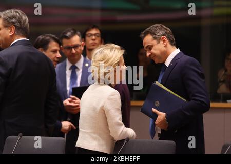 Il presidente della Commissione europea Ursula von der Leyen ha parlato con Kyriakos Mitsotakis, primo ministro greco alla tavola rotonda durante il secondo giorno di un Consiglio europeo speciale EUCO, vertice SULL'EURO, riunione dei leader dell'UE a Bruxelles, Il Belgio sulla futura pianificazione del prossimo bilancio a lungo termine dell'Unione europea - UE. Febbraio 21, 2020 (Foto di Nicolas Economou/NurPhoto) Foto Stock