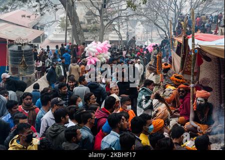 Grandi folle di devoti indù si riuniscono per ricevere una benedizione da uomini santi (sadhus) presso il complesso del tempio di Pashupatinath, uno dei santuari più sacri degli indù e sito patrimonio dell'umanità dell'UNESCO, il giorno del Festival Maha Shivaratri il 21 febbraio 2020 a Kathmandu, Nepal. Centinaia di migliaia di devoti provenienti da tutto il Nepal e l'India si aspettano di visitare il tempio di Pashupatinath per celebrare Maha Shivaratri offrendo preghiere speciali e digiunando per adorare il Signore Shiva. (Foto di Wiktor Szymanowicz/NurPhoto) Foto Stock