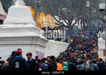 Una grande folla di devoti indù si radunano nel complesso del tempio di Pashupatinath, uno dei santuari più sacri degli indù e sito patrimonio dell'umanità dell'UNESCO, il giorno del Festival Maha Shivaratri il 21 febbraio 2020 a Kathmandu, Nepal. Centinaia di migliaia di devoti provenienti da tutto il Nepal e l'India si aspettano di visitare il tempio di Pashupatinath per celebrare Maha Shivaratri offrendo preghiere speciali e digiunando per adorare il Signore Shiva. (Foto di Wiktor Szymanowicz/NurPhoto) Foto Stock