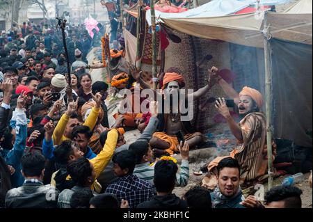 Grandi folle di devoti indù si riuniscono per ricevere una benedizione da uomini santi (sadhus) presso il complesso del tempio di Pashupatinath, uno dei santuari più sacri degli indù e sito patrimonio dell'umanità dell'UNESCO, il giorno del Festival Maha Shivaratri il 21 febbraio 2020 a Kathmandu, Nepal. Centinaia di migliaia di devoti provenienti da tutto il Nepal e l'India si aspettano di visitare il tempio di Pashupatinath per celebrare Maha Shivaratri offrendo preghiere speciali e digiunando per adorare il Signore Shiva. (Foto di Wiktor Szymanowicz/NurPhoto) Foto Stock