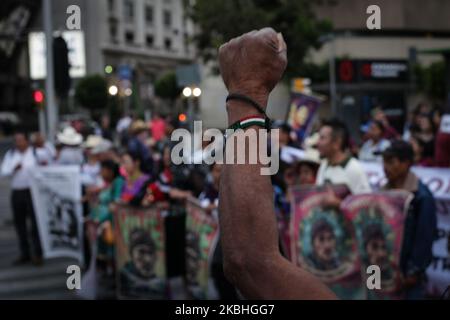 Organizzazioni indigene agglutinate nel Congresso Nazionale indigeno, E la società civile, mobilitata contro le infrastrutture e il turismo megaprogetti in diverse regioni del paese che minacciano di causare danni alle loro comunità, oltre a chiedere giustizia un anno dopo l'assassinio di Samir Flores, attivista ambientale, il 21 febbraio 2020 a Città del Messico. (Foto di Carlos OGAZ/NurPhoto) Foto Stock