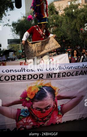 Organizzazioni indigene agglutinate nel Congresso Nazionale indigeno, E la società civile, mobilitata contro le infrastrutture e il turismo megaprogetti in diverse regioni del paese che minacciano di causare danni alle loro comunità, oltre a chiedere giustizia un anno dopo l'assassinio di Samir Flores, attivista ambientale, il 21 febbraio 2020 a Città del Messico. (Foto di Carlos OGAZ/NurPhoto) Foto Stock