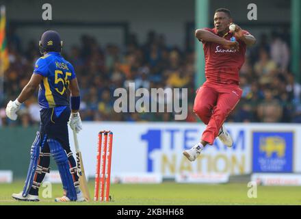 Il cricket delle Indie Occidentali Sheldon Cottrell consegna una palla come lo guarda il cricket dello Sri Lanka KUSAL Perera (L) durante la 1st partita internazionale di cricket di un giorno tra lo Sri Lanka e le Indie Occidentali al campo di cricket internazionale SSC, Colombo, Sri Lanka. Sabato 22 Febbraio 2020 (Foto di Tharaka Basnayaka/NurPhoto) Foto Stock