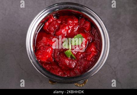 Il tradizionale Chicken Tikka Masala servito in un Korai. Vista dall'alto Foto Stock