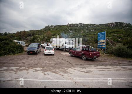 I locali dell'isola di Lesvos, in Grecia, il 15 febbraio 2020 protestano con il sostegno delle autorità locali contro la nuova struttura chiusa, recintata, un nuovo campo profughi simile a una prigione e un centro di detenzione che lavorerà come centro di accoglienza e identificazione. La gente ha bloccato la strada che porta alla localizzazione del nuovo focolaio, poiché l'isola ha già il più grande campo profughi d'Europa durante questa crisi dei rifugiati, Moria, dove le condizioni sono disumane e il numero di persone aumenta man mano che arrivano sempre più migranti e rifugiati. Il governo ha il nuovo masterplan delle strutture chiuse in modo che la gente sarà Foto Stock