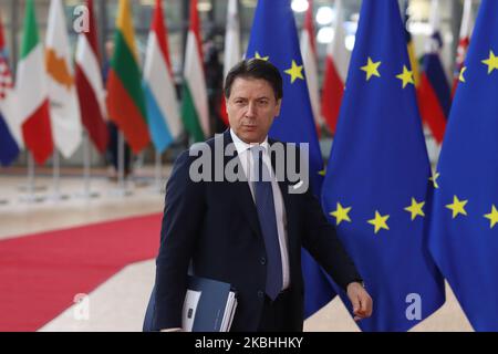 Il primo ministro italiano Giuseppe Conte è arrivato sul tappeto rosso con le bandiere dell'UE all'edificio del forum Europa. Il PM italiano sta facendo un briefing stampa e mediatico a due passi durante il secondo giorno del Consiglio europeo straordinario, vertice DEI LEADER EUROPEI - incontro per i negoziati sulla futura pianificazione del prossimo bilancio a lungo termine, quadro finanziario dell'Unione europea per il 2021-2027. Bruxelles, Belgio, 21 febbraio 2020 (Foto di Nicolas Economou/NurPhoto) Foto Stock