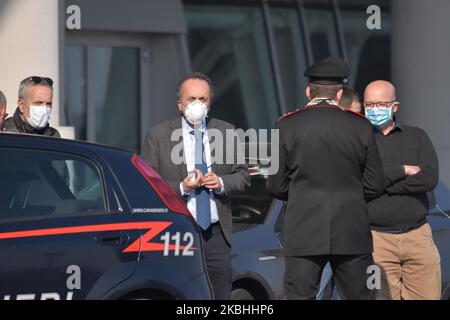 Il Questore di Padova il Dott. Paolo Fassari visita l'Ospedale Schiavonia in provincia di Padova il 22 febbraio 2020 dopo la prima vittima di coronavirus in Italia. Il Presidente della Regione, Zaia, ha scritto sui social media che ''durante la notte la protezione civile del Veneto ha montato a titolo precauzionale 12 tende per un massimo di 96 posti fuori dall'ospedale di Schiavonia (Padova), a disposizione degli operatori sanitari e del personale medico''. L'intervento fa parte delle operazioni di isolamento della zona di Padova dove si è sviluppata l'infezione. L'Italia è diventata il primo paese in Europa ad avere la sua o Foto Stock