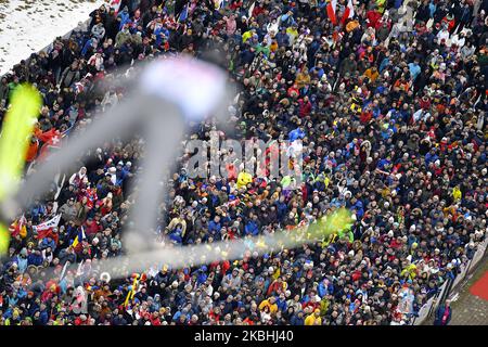 Tifosi guarda ai jumper durante la FIS Ski Jumping World Cup a Rasnov, Romania, 22 febbraio 2020 (Foto di Alex Nicodim/NurPhoto) Foto Stock