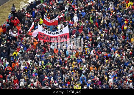 Tifosi guarda ai jumper durante la FIS Ski Jumping World Cup a Rasnov, Romania, 22 febbraio 2020 (Foto di Alex Nicodim/NurPhoto) Foto Stock