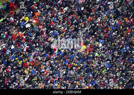 Tifosi guarda ai jumper durante la FIS Ski Jumping World Cup a Rasnov, Romania, 22 febbraio 2020 (Foto di Alex Nicodim/NurPhoto) Foto Stock