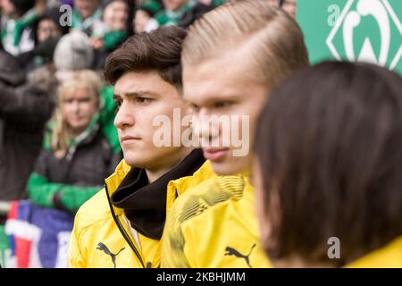 Leonardo Balerdi (a sinistra) di Dortmund guarda prima del 1. Partita della Bundesliga SV Werder Bremen contro Borussia Dortmund a Brema, Germania, il 22 febbraio 2020. (Foto di Peter Niedung/NurPhoto) Foto Stock