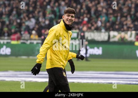 Dortmunds Leonardo Balerdi si guarda in una sessione di riscaldamento prima del 1. Partita della Bundesliga SV Werder Bremen contro Borussia Dortmund a Brema, Germania, il 22 febbraio 2020. (Foto di Peter Niedung/NurPhoto) Foto Stock