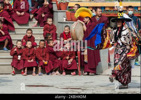 I giovani monaci tibetani osservano l'esecuzione della danza cham spirituale al Monastero di Shechen a Boudhanath come parte del Losar, Capodanno tibetano, celebrazioni del 22 febbraio 2020 a Kathmandu, Nepal. La danza rituale cham eseguita prima del nuovo anno simboleggia la rimozione degli ostacoli e dell'energia negativa. (Foto di Wiktor Szymanowicz/NurPhoto) Foto Stock