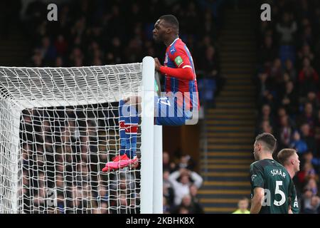 Christian Benteke of Crystal Palace che oscilla dalla barra trasversale durante la partita della Premier League tra Crystal Palace e Newcastle United a Selhurst Park, Londra, sabato 22nd febbraio 2020. (Foto di Jacques Feeney/MI News/NurPhoto) Foto Stock