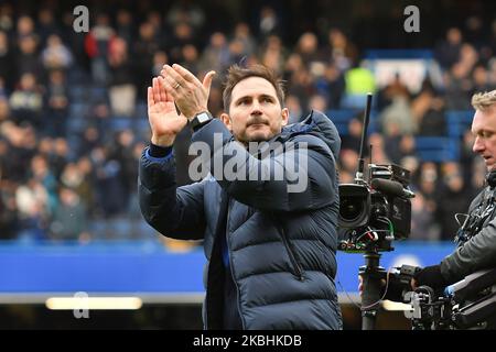 Frank Lampard, manager del Chelsea FC, applaude i tifosi durante la partita della Premier League tra Chelsea e Tottenham Hotspur a Stamford Bridge, Londra, sabato 22nd febbraio 2020. (Foto di Ivan Yordanov/MI News/NurPhoto) Foto Stock