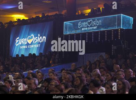 I telespettatori guardano il 2020° programma di selezione nazionale dell'Eurovisione Song Contest (ESC), trasmesso dai canali televisivi di STB e UA:Pershyi, a Kiev, in Ucraina, il 22 febbraio 2020. Il gruppo ucraino Go A con la canzone Solovey rappresenterà l'Ucraina al Concorso Canzone Eurovisione (ESC), composto da due semifinali, che si terranno il 12 e 14 maggio, e da una finalissima che si terrà al Rotterdam Ahoy di Rotterdam, nei Paesi Bassi, il 16 maggio 2020. (Foto di Str/NurPhoto) Foto Stock