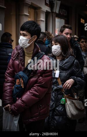 Turisti che indossano maschere protettive a Venezia, Italia, il 23 febbraio 2020 per motivi di preoccupazione per l'infezione da coronavirus durante il 'volo' dell'aquila per il carnevale di Venezia. Più di 130 sono infettati da Coronavirus (Covid-19) in Italia. Le autorità di alcune città lombarde e venete hanno chiuso scuole, aziende e ristoranti, annullando eventi sportivi e servizi religiosi. (Foto di Manuel Romano/NurPhoto) Foto Stock