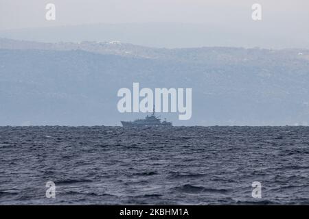 Una nave Frontex, come si vede pattugliare le frontiere marittime tra la Grecia e la Turchia. Frontex è l'Agenzia europea per le guardie di frontiera e di costa dell'Unione europea. La nave sta navigando nel Mediterraneo tra l'isola di Lesvos e la costa turca che si trova a meno di 10km km dall'isola di Lesbos, cercando di impedire l'arrivo di rifugiati e migranti in Europa, ma anche sicuro, cercare e salvare le barche di plastica durante la crisi dei rifugiati. Febbraio 2020, Isola di Lesvos, Grecia (Foto di Nicolas Economou/NurPhoto) Foto Stock