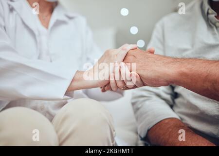 Mani, sostegno e consulenza matrimoniale con una coppia in terapia per lavorare su problemi o problemi insieme. Psicologia, salute mentale e relazione Foto Stock