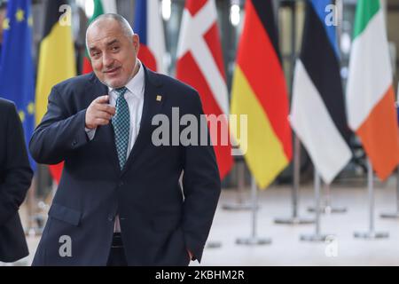 Primo ministro della Bulgaria Boyko Metodiev Borissov come visto arrivare sul tappeto rosso con le bandiere dell'UE al forum Europa edificio. Il PM bulgaro Boyko Borisv sta facendo un briefing a due passi dalla stampa e dai media durante il secondo giorno del Consiglio europeo straordinario, il vertice DEI LEADER EUROPEI, che si riunisce per i negoziati sulla futura pianificazione del prossimo bilancio a lungo termine, il quadro finanziario dell'Unione europea per il periodo 2021-2027. Bruxelles, Belgio, 21 febbraio 2020 (Foto di Nicolas Economou/NurPhoto) Foto Stock