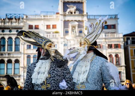 Le persone che indossano il costume di Carnevale posa vicino alla piazza San Marco a Venezia, Italia il 22 febbraio 2020. (Foto di Marco Serena/NurPhoto) Foto Stock