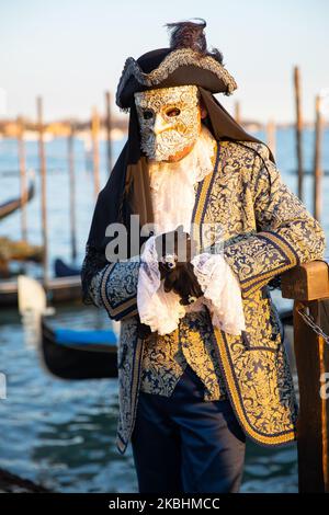 Le persone che indossano il costume di Carnevale posa vicino alla piazza San Marco a Venezia, Italia il 22 febbraio 2020. (Foto di Marco Serena/NurPhoto) Foto Stock