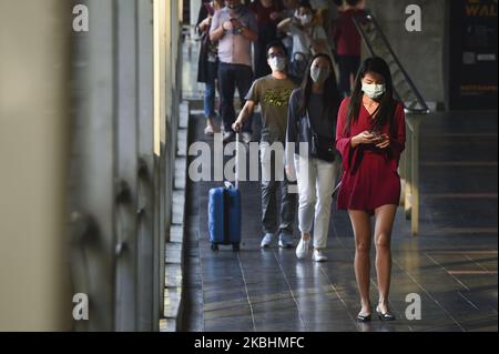 Le persone indossano mascherine protettive allo Skywalk, a Bangkok, Thailandia, 23 febbraio 2020. (Foto di Anusak Laowilas/NurPhoto) Foto Stock