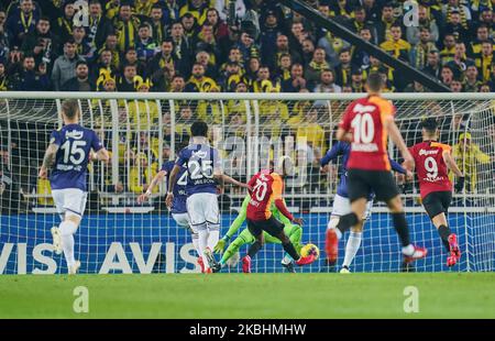 Henry Onyekuru di Galatasaray SK sparando in gol durante Fenerbahche contro Galatasaray sullo Stadio ?ükrü Saraco?lu, Istanbul, Turchia il 23 febbraio 2020. (Foto di Ulrik Pedersen/NurPhoto) Foto Stock