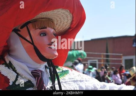 I ballerini chiamati Huehues prendono parte al tradizionale Carnevale di Tlaxcala, mascherato dai costumi tradizionali della regione e dalle maschere in legno che rappresentano i colonizzatori europei. Il 22 febbraio 2020. Il carnevale di Tlaxcala è una festa di colore, danza e tradizione che si svolge prima di Pasqua, le sue origini di questo carnevale tradizionale iniziano dal XVII secolo al 1699, i cittadini indigeni imitano le danze dei colonizzatori spagnoli, satirizzando la loro musica, modo di vestirsi, parlare e la loro vita borghese in generale. (Foto di Eyepix/NurPhoto) Foto Stock