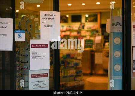 Una veduta di una fattoria con il segno ''maschere e Amuchina non disponibili'' a causa dell'emergenza coronavirus a Milano, 23,2020 febbraio (Foto di Andrea Diodato/NurPhoto) Foto Stock