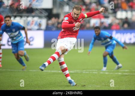 Teun Koopmeiners (AZ Alkmaar) controlla la palla durante la partita di Eredivie del 2019/20 tra AZ Alkmaar (Paesi Bassi) e PEC Zwolle (Paesi Bassi) allo stadio AFAS, ad Alkmaar, Paesi Bassi, il 23 febbraio 2020. (Foto di Federico Guerra Moran/NurPhoto) Foto Stock