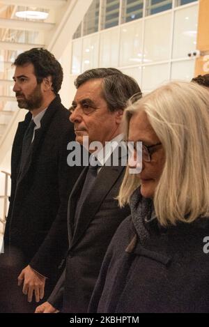 Il 24 febbraio 2020, Francesco Fillon e sua moglie Penelope Fillon arrivarono al Tribunal de grande Instance (TGI) di Parigi per il primo giorno di udienze nel processo per un impiego fittizio, noto come processo penelopegato. Le mogli erano accompagnate dai loro avvocati Adrien Levy e Pierre Cornut-Gentille. (Foto di Samuel Boivin/NurPhoto) Foto Stock