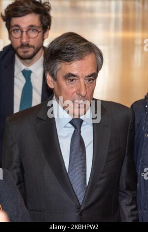 Il 24 febbraio 2020, Francesco Fillon e sua moglie Penelope Fillon arrivarono al Tribunal de grande Instance (TGI) di Parigi per il primo giorno di udienze nel processo per un impiego fittizio, noto come processo penelopegato. Le mogli erano accompagnate dai loro avvocati Adrien Levy e Pierre Cornut-Gentille. (Foto di Samuel Boivin/NurPhoto) Foto Stock