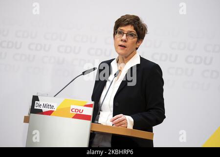 Il leader del Partito Cristiano democratico Tedesco (CDU) Annegret Kramp-Kartenbauer è raffigurato durante una conferenza stampa il giorno dopo le elezioni per Amburgo nella sede del partito a Berlino, in Germania, il 24 febbraio 2020. (Foto di Emmanuele Contini/NurPhoto) Foto Stock