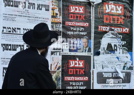 Un ebreo ultra-ortodosso passa davanti a un poster della campagna elettorale per il partito di estrema destra Otzma Yehudit, lungo via Yirmiyahu a Shikun Chabad, un quartiere ebraico hassidico nel nord di Gerusalemme. Gli israeliani si dirigano ai sondaggi per la terza elezione in meno di un anno il 2nd marzo. Lunedì 24 febbraio 2020 a Gerusalemme, Israele. (Foto di Artur Widak/NurPhoto) Foto Stock